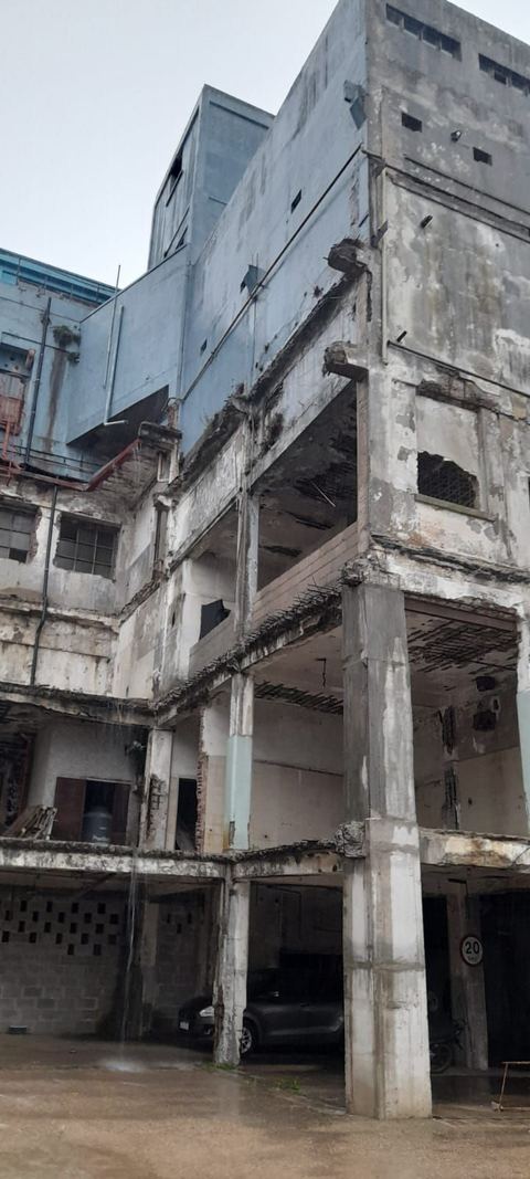 Demolición de edificio industrial de siete niveles