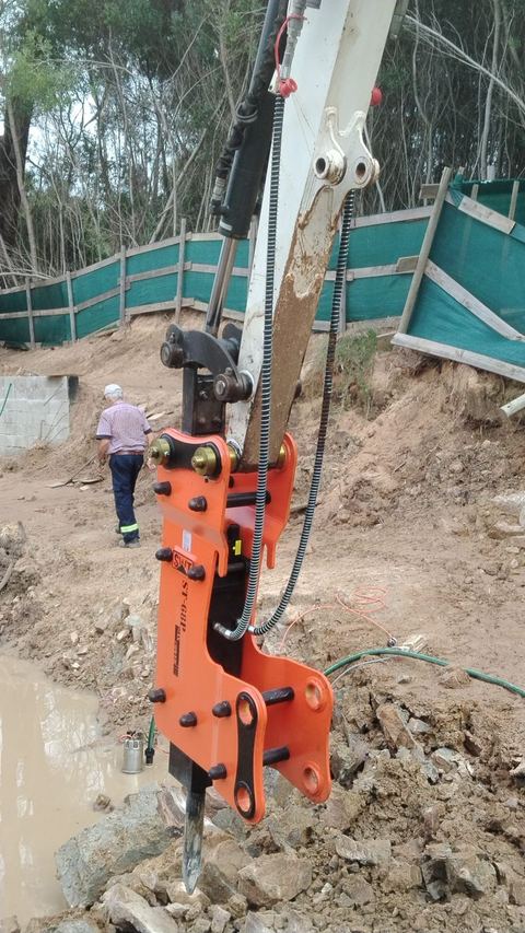 Martillo hidráulico SWT trabajando en roca